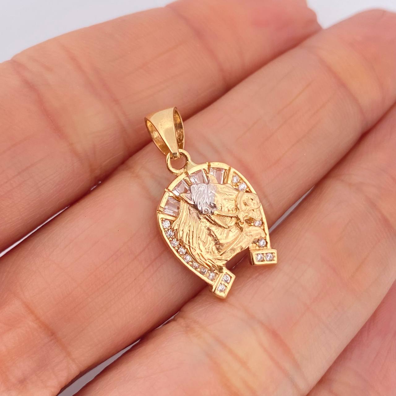 Dije Herradura Caballo 2.5gr / 2.6cm / Dos Oros Amarillo Blanco 18K $
