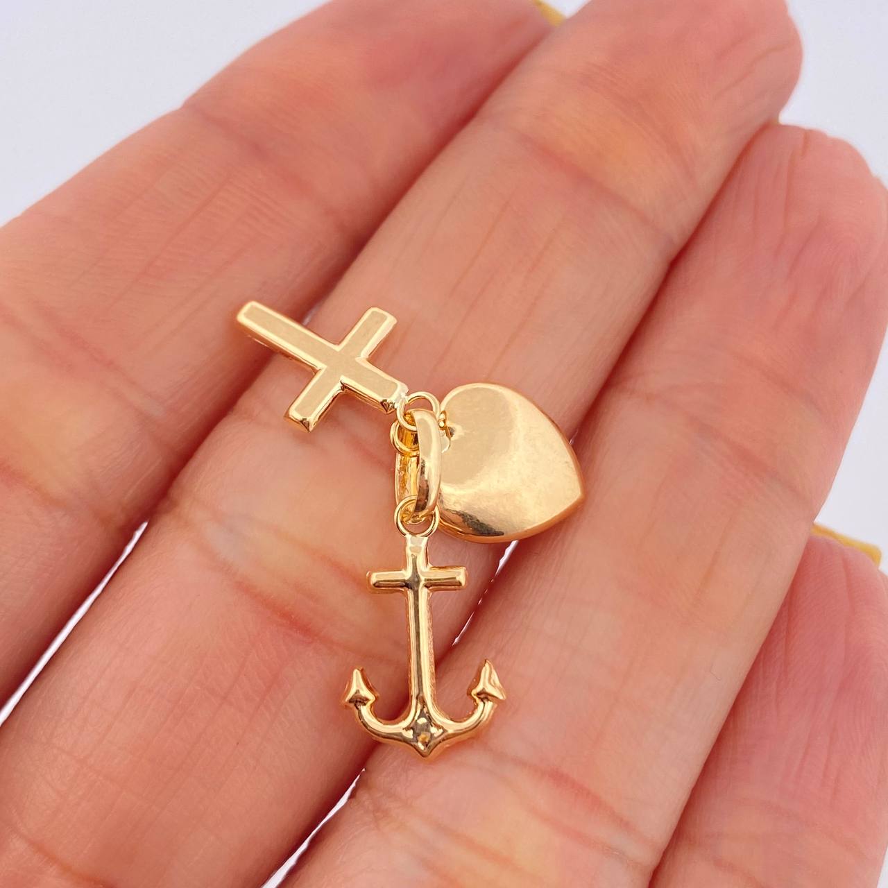 Dije Tres Gracias 1.05gr / 2cm / Oro Amarillo 18K $