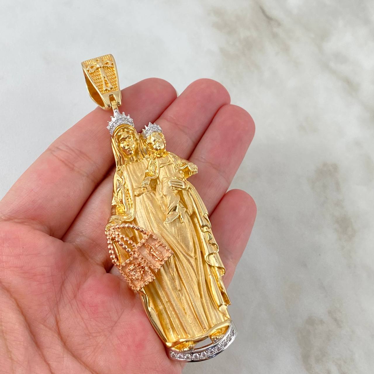 Dije Virgen del Carmen 34.4gr / 9.2cm / Circones Blancos Tres Oros ©