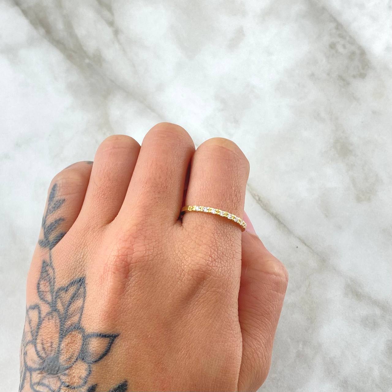 Anillo Ojos Carril Tupido 1.55gr / T7 3/4 / Circones Blancos Oro Amarillo 18K