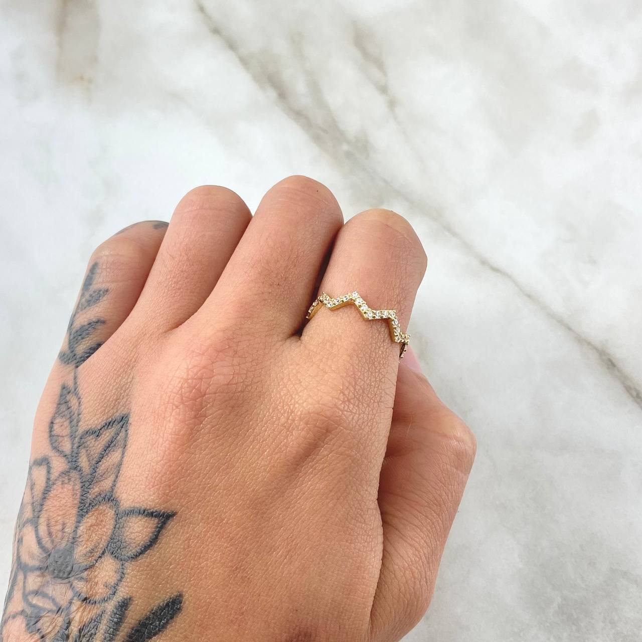Anillo Zig Zag Estilizado 1.6gr / T5 3/4 / Circones Blancos Oro Amarillo 18K