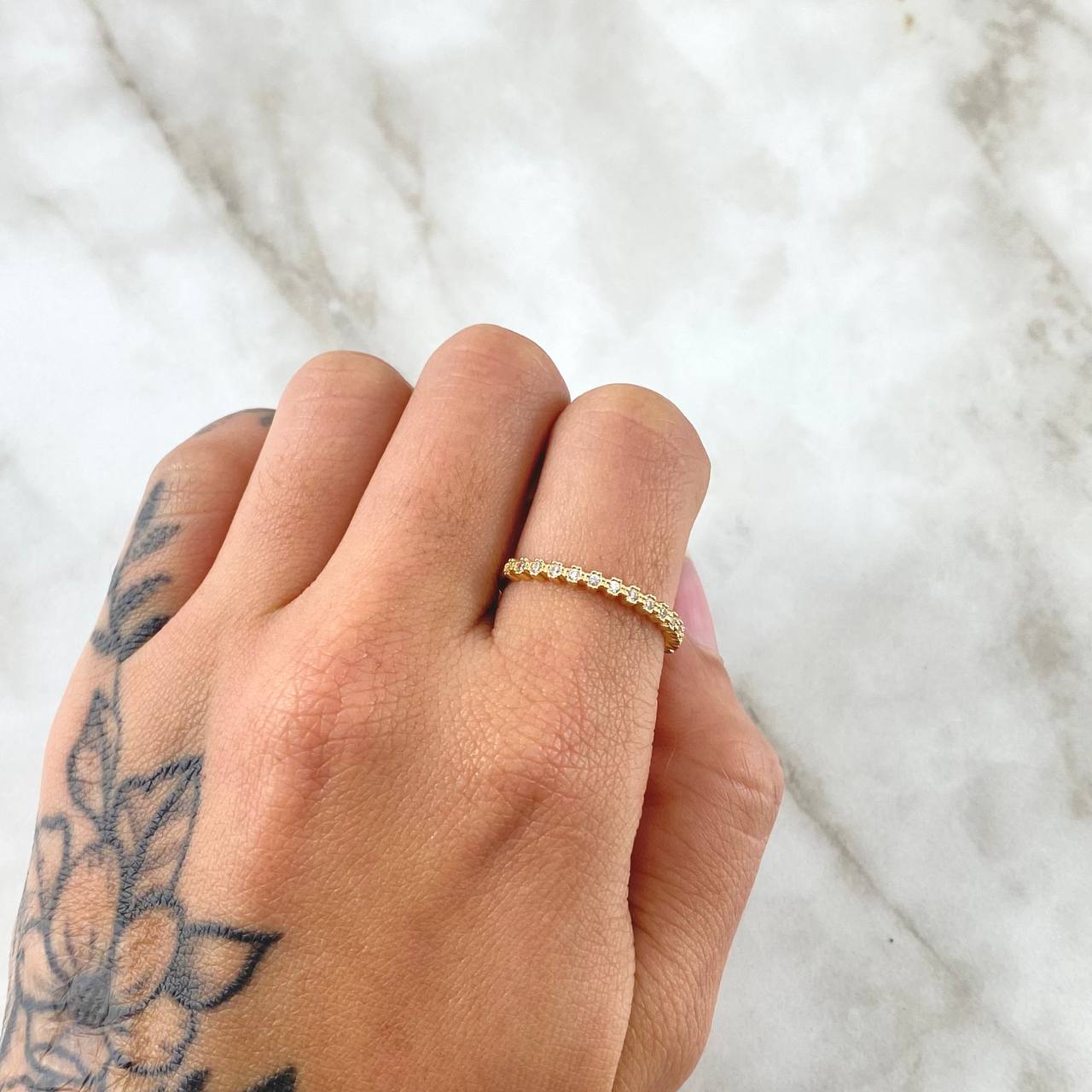 Anillo Ojos Carril Tupido 1.8gr / T7 3/4 / Circones Blancos Oro Amarillo 18K