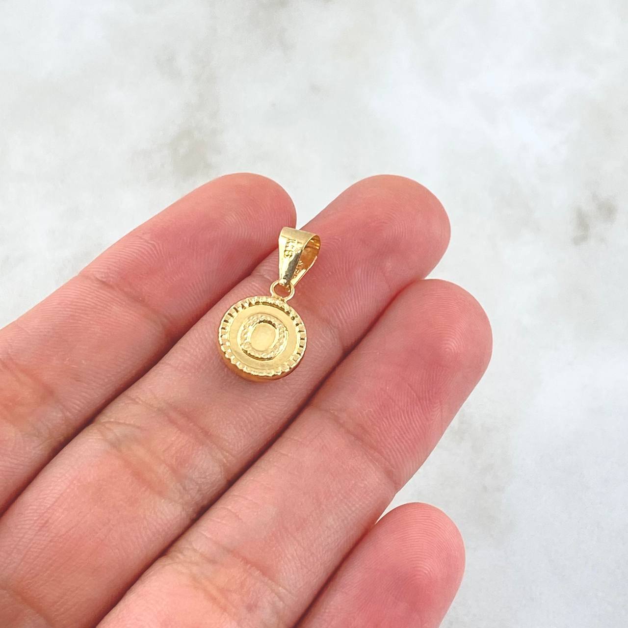 Dije Letra O  0.6gr / 1.7cm / Circulo Bordeado Oro Amarillo 18K