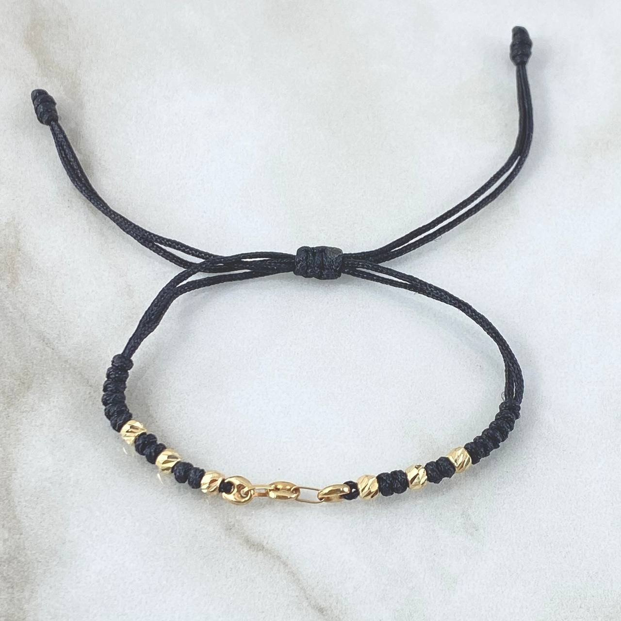 Pulsera Negra Retazo GC Liso 0.9gr / 3mm Bolas Diamantadas 6und Oro Amarillo 18K ©