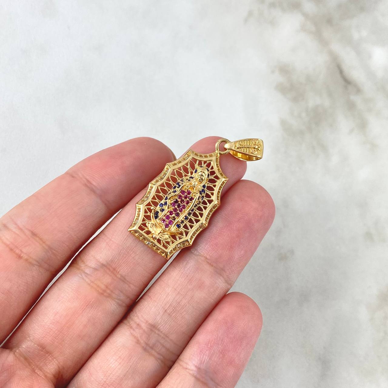 Dije Virgen de Guadalupe 4.85gr / 3.8cm / Circones Blancos-Azules-Fucsias Oro Amarillo
