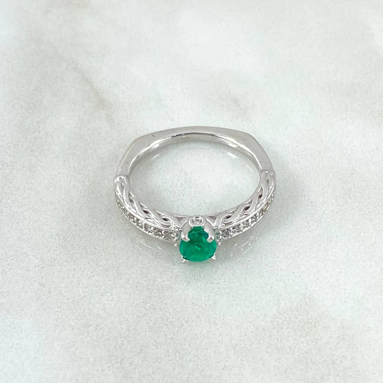 Anillo Solitario Entrenzado 4gr / T6 1/2 / Esmeralda 35pts Diamantes 20pts Oro Blanco 18K (Joya) ©