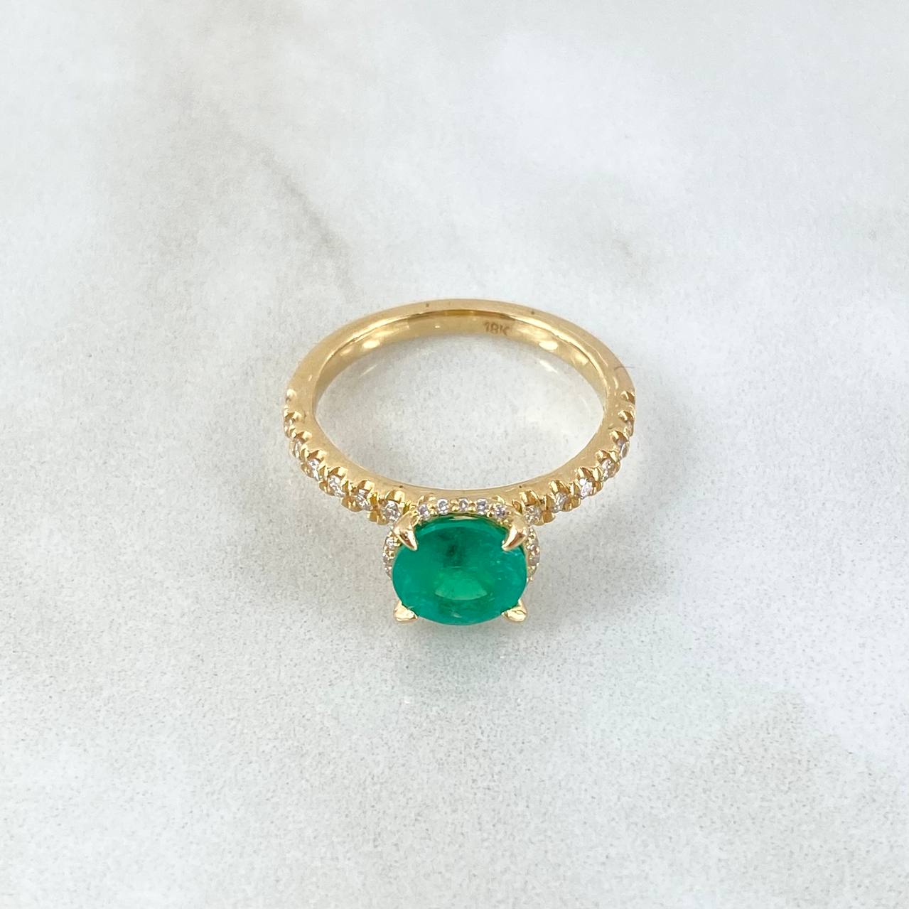 Anillo Circulo Cuatro Garras 3.9gr / T6 1/2 / Esmeralda 1.42 Qts Diamantes 34pts Oro Amarillo 18K (Joya) ©