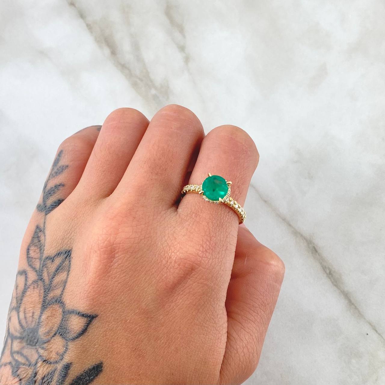 Anillo Circulo Cuatro Garras 3.9gr / T6 1/2 / Esmeralda 1.42 Qts Diamantes 34pts Oro Amarillo 18K (Joya) ©