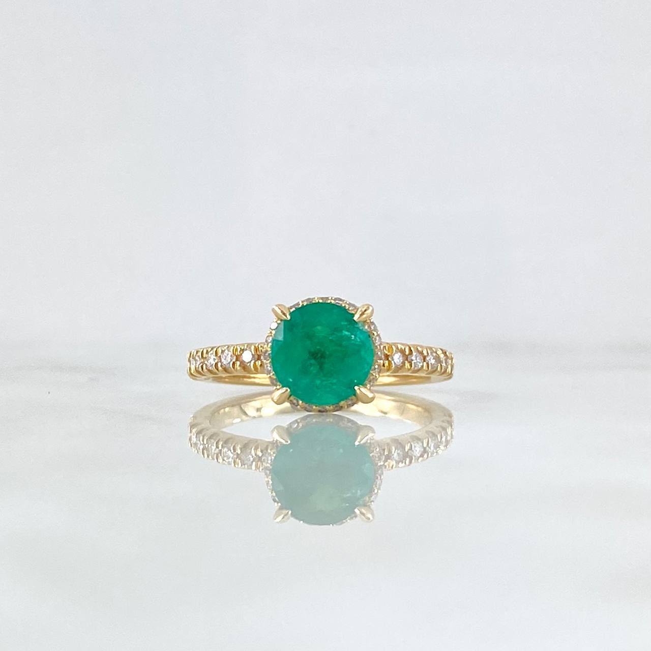 Anillo Circulo Cuatro Garras 3.9gr / T6 1/2 / Esmeralda 1.42 Qts Diamantes 34pts Oro Amarillo 18K (Joya) ©