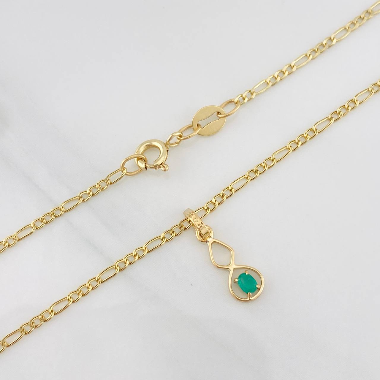 Set Cadena Figaro + Dije Infinito Esmeralda 0.05 pts / 1.6g / 45cm Oro Amarillo 18K