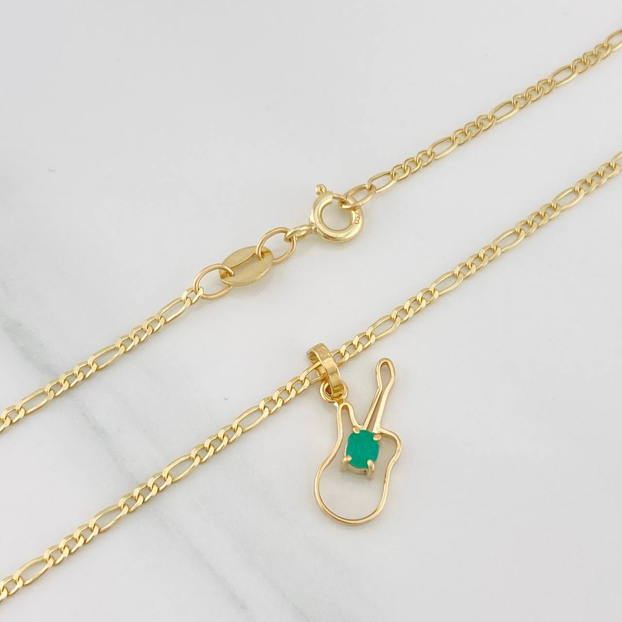 Set Cadena Figaro + Dije Violin Esmeralda 0.11 pts / 1.9g / 45cm Oro Amarillo 18K