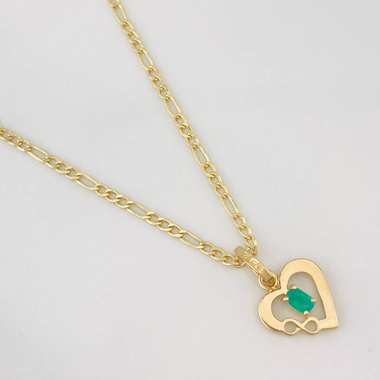 Set Cadena Figaro + Dije Corazon Esmeralda 0.07 pts / 1.75g / 45cm Oro Amarillo 18K