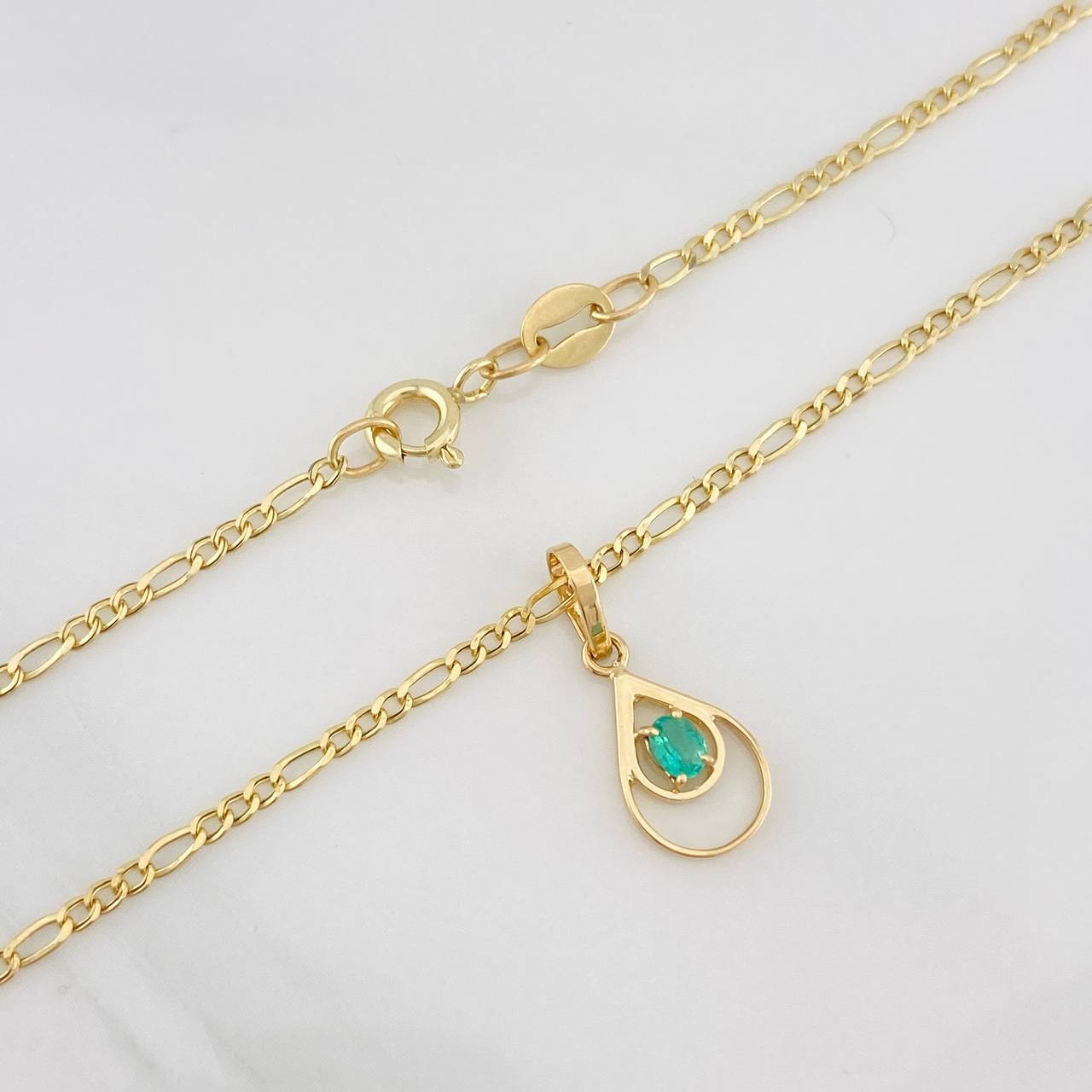 Set Cadena Figaro + Dije Gota Esmeralda 0.07 pts / 1.8g / 45cm Oro Amarillo 18K