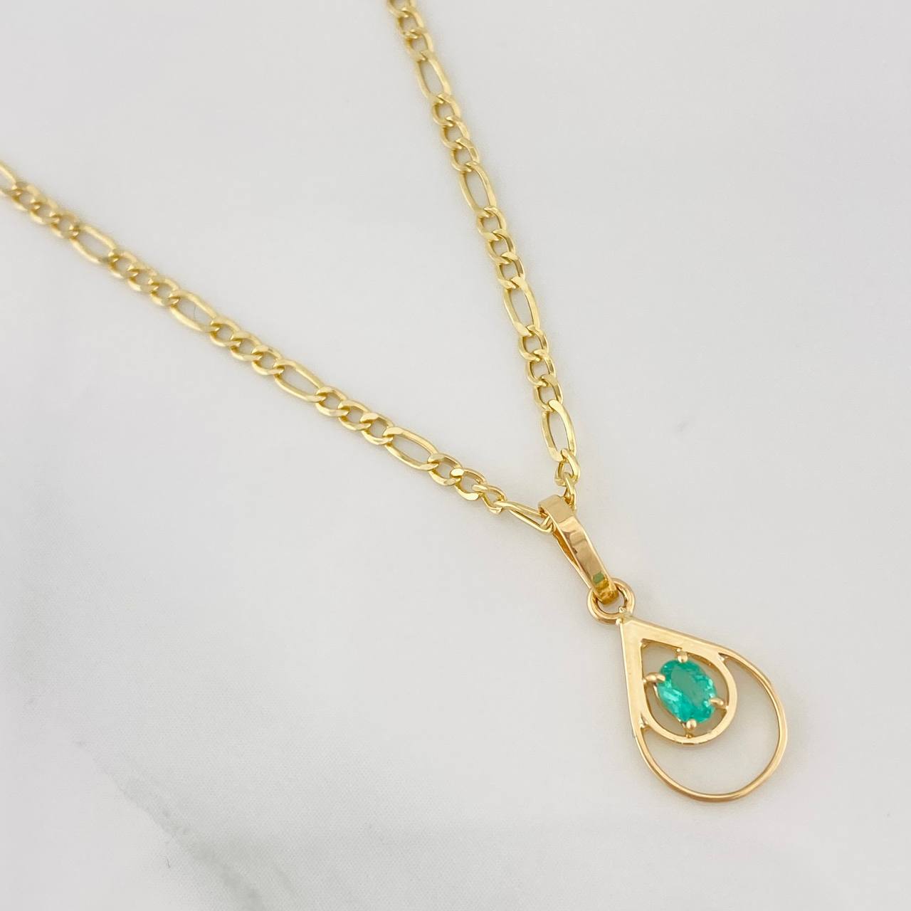Set Cadena Figaro + Dije Gota Esmeralda 0.07 pts / 1.8g / 45cm Oro Amarillo 18K