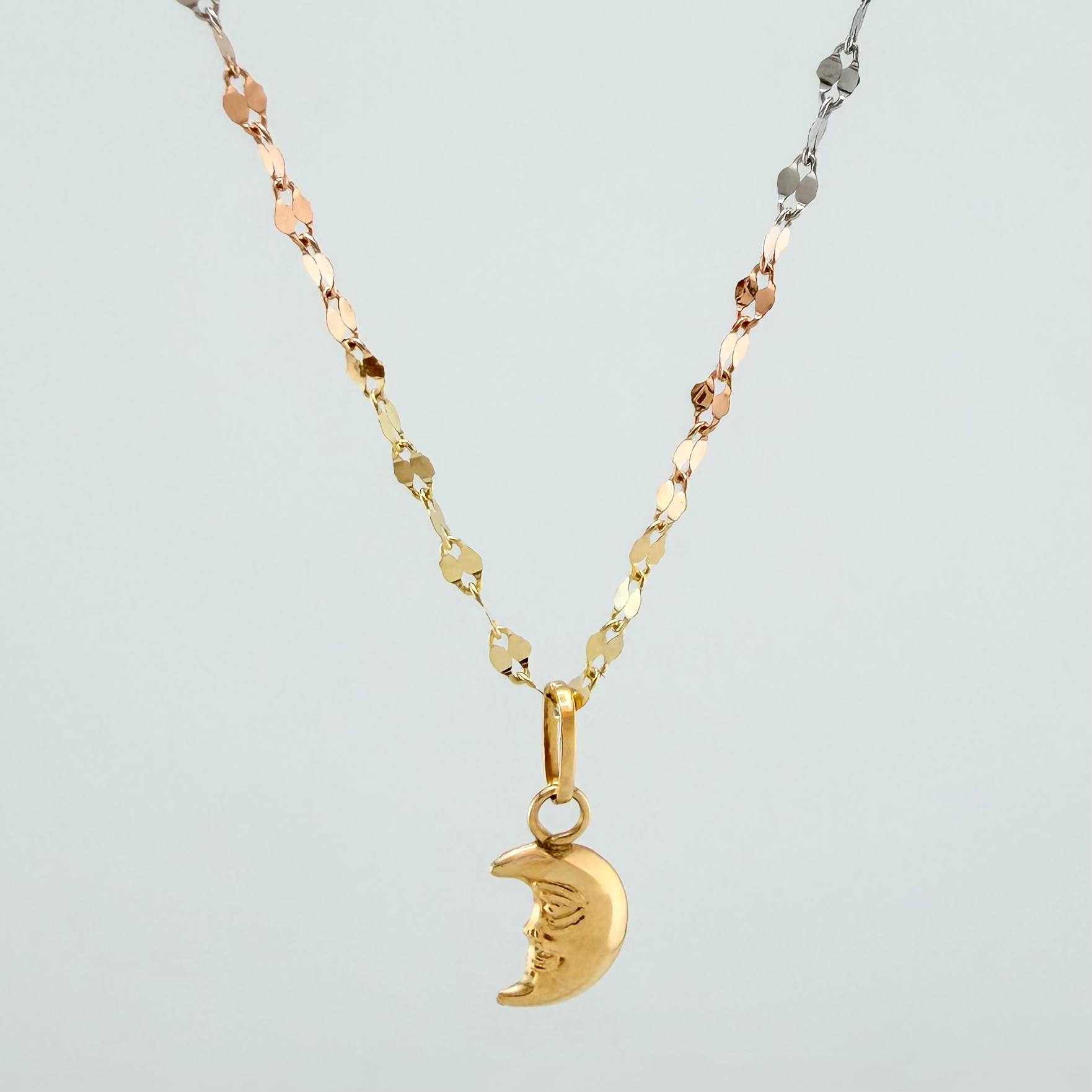 Set Cadena Flor Espejo + Dije Media Luna / 1.15gr / 45 cm Tres Oros 18K