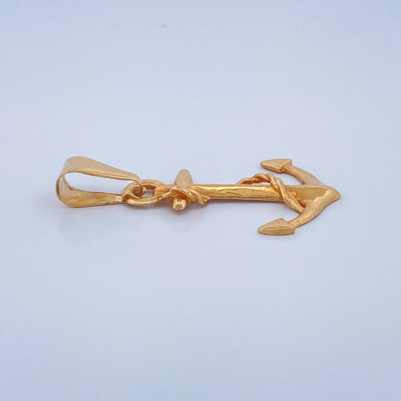 Dije Ancla Cadena 1.4gr / 3.1cm / Oro Amarillo 18K $