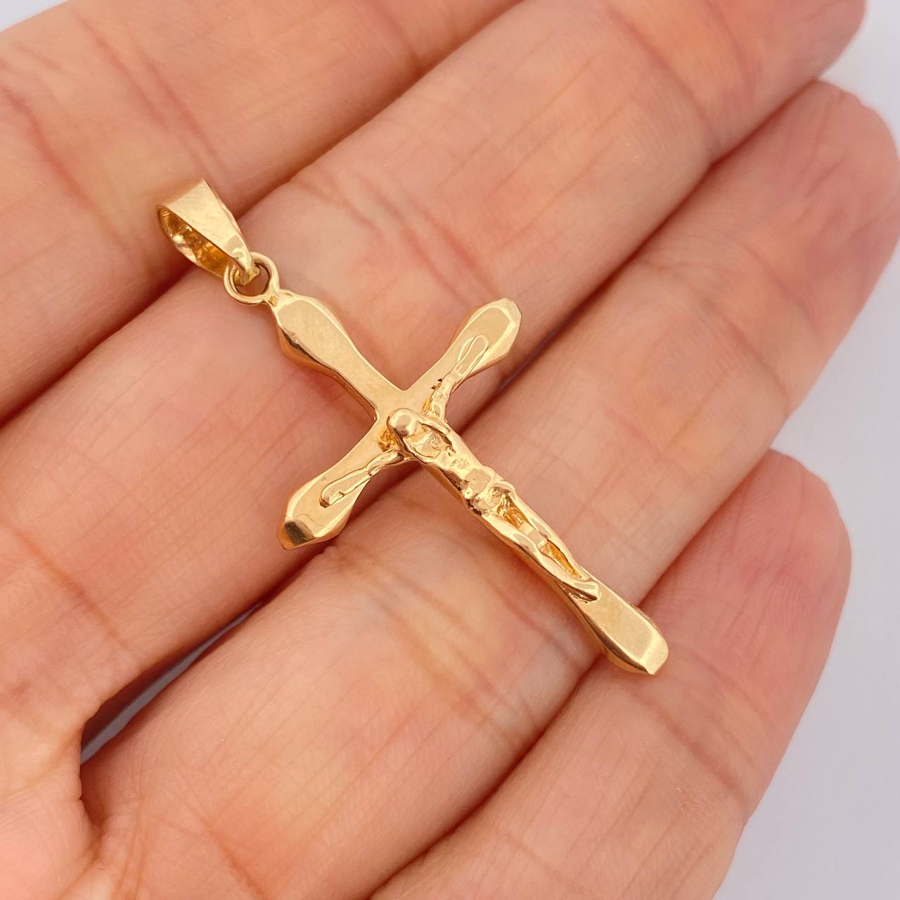 Dije Cruz Cristo 2.35gr / 4cm / Oro Amarillo 18K $
