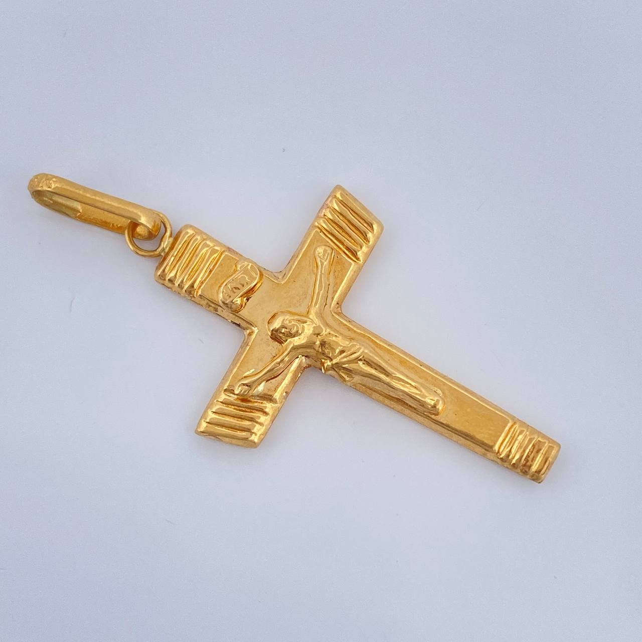 Dije Cruz Cristo 1.85gr / 4.2cm / Oro Amarillo 18K $