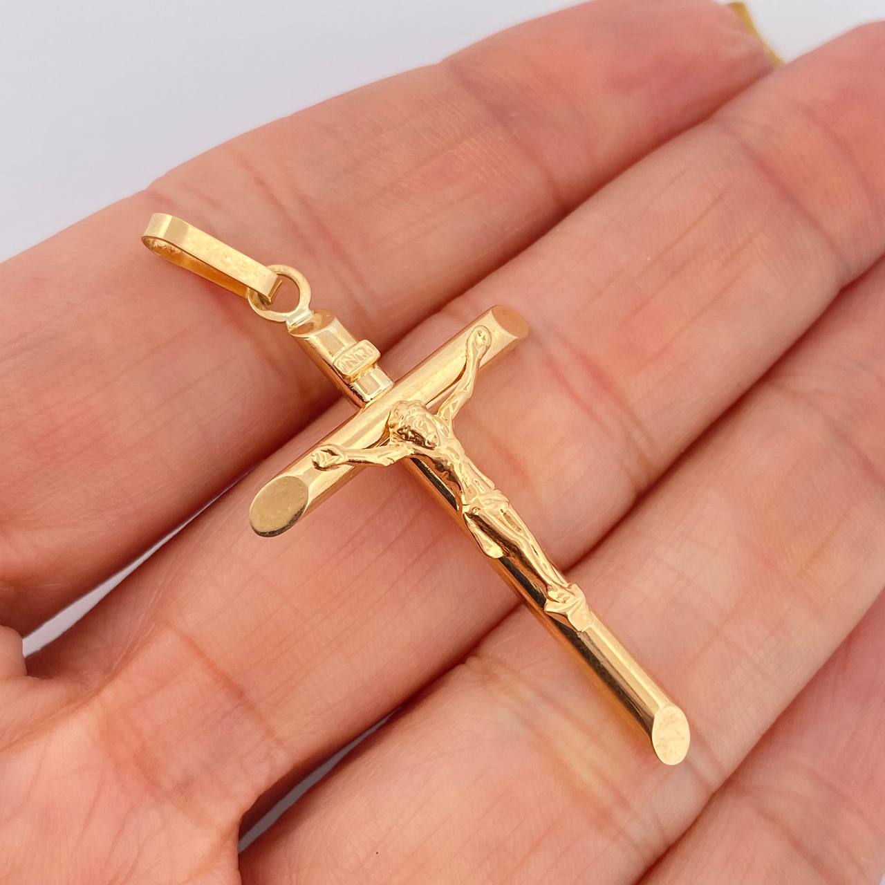 Dije Cruz Cristo 1.85gr / 4.7cm / Oro Amarillo 18K $