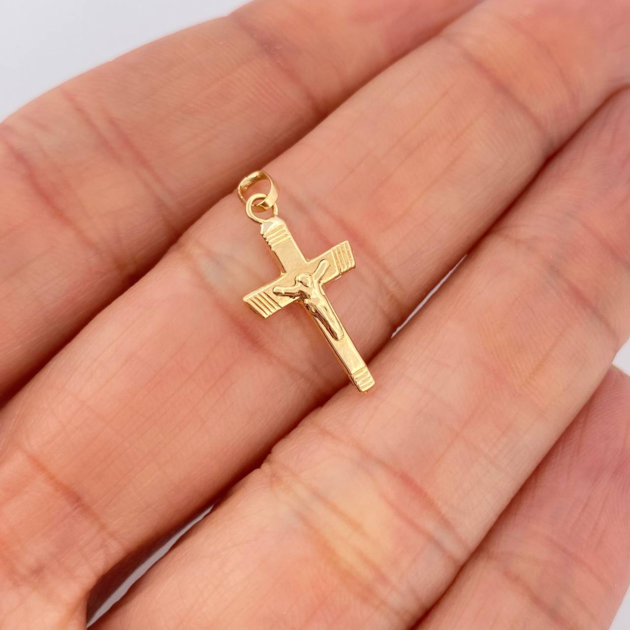 Dije Cruz Cristo 0.35gr / 2.1cm / Oro Amarillo 18K $