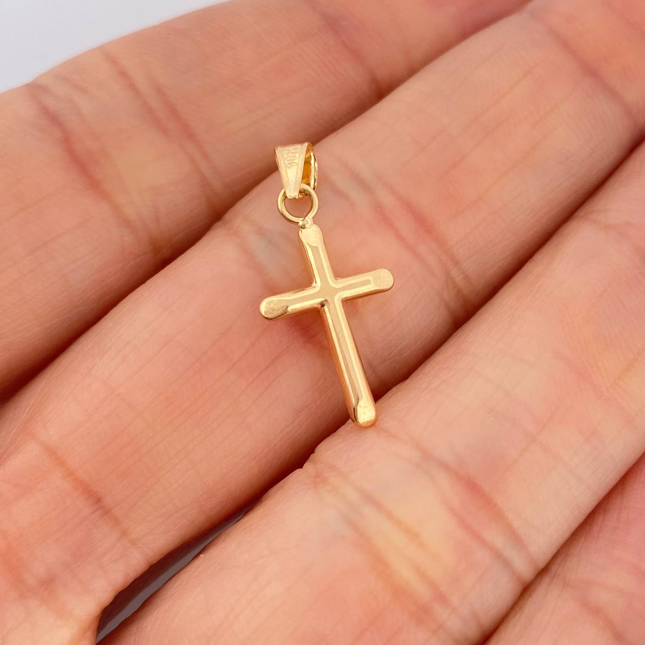 Dije Cruz 0.4gr / 2.3cm / Oro Amarillo 18K $