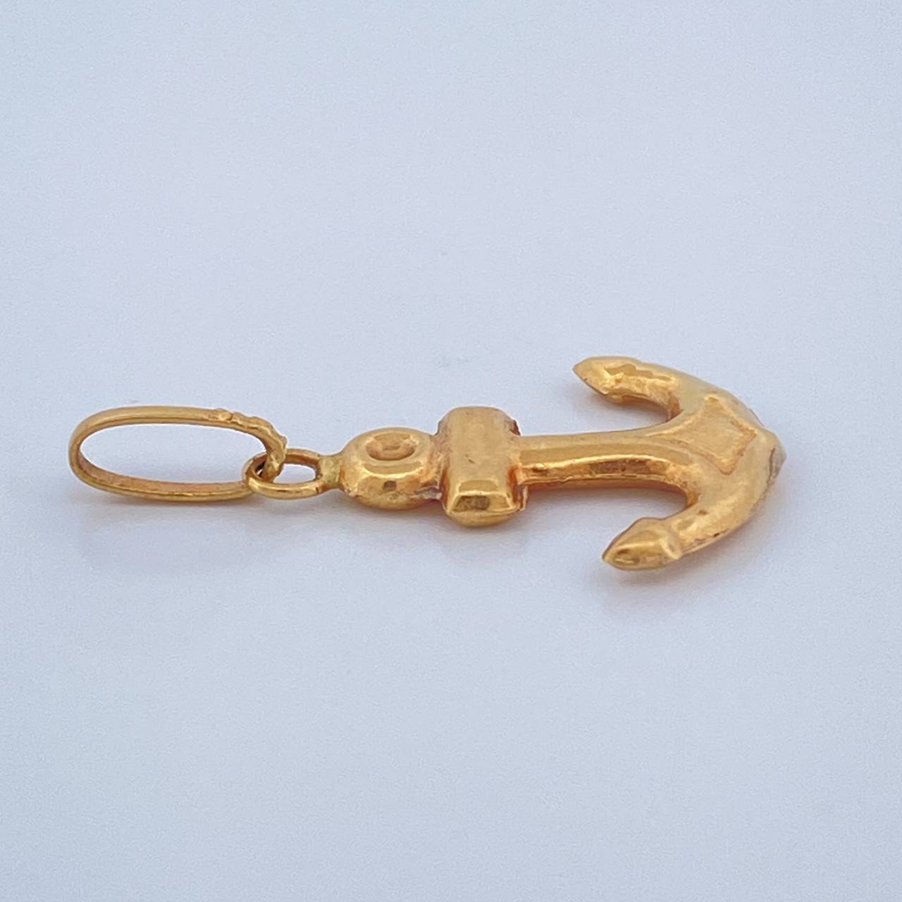 Dije Ancla 0.7gr / 2.4cm / Oro Amarillo 18K $