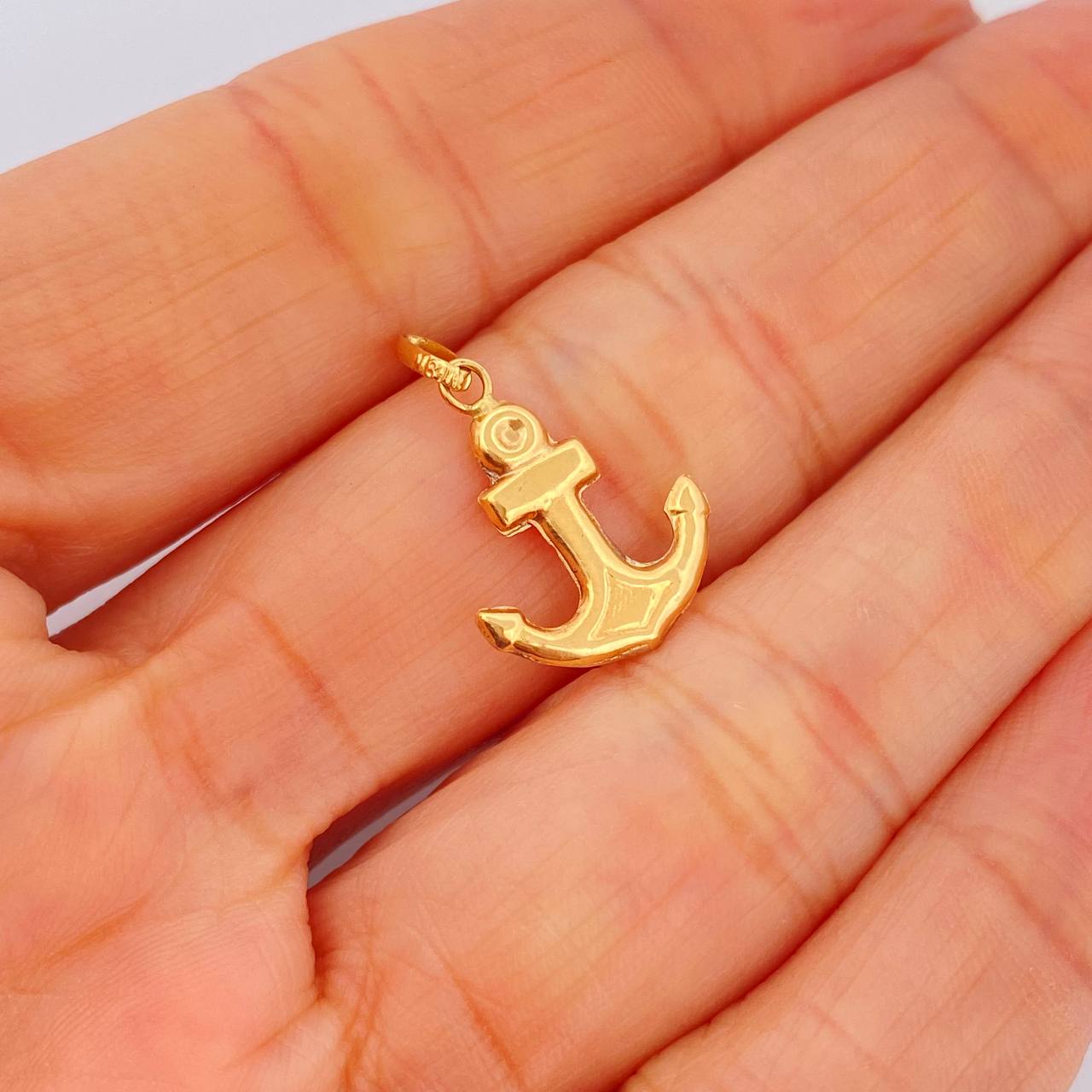 Dije Ancla 0.7gr / 2.4cm / Oro Amarillo 18K $