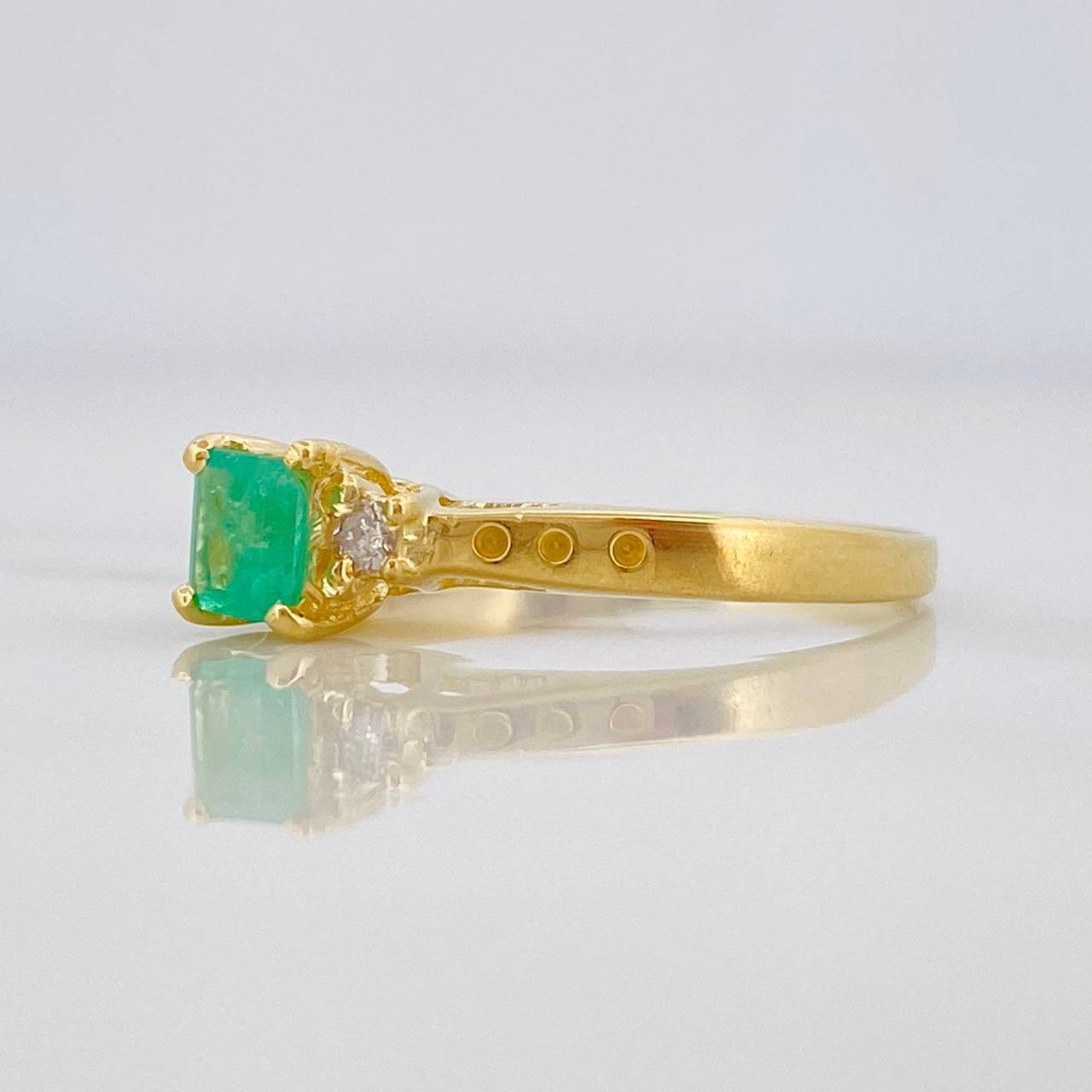Anillo Cuadro Esmeralda 33pts 2.85g / T8 Oro Amarillo 18K