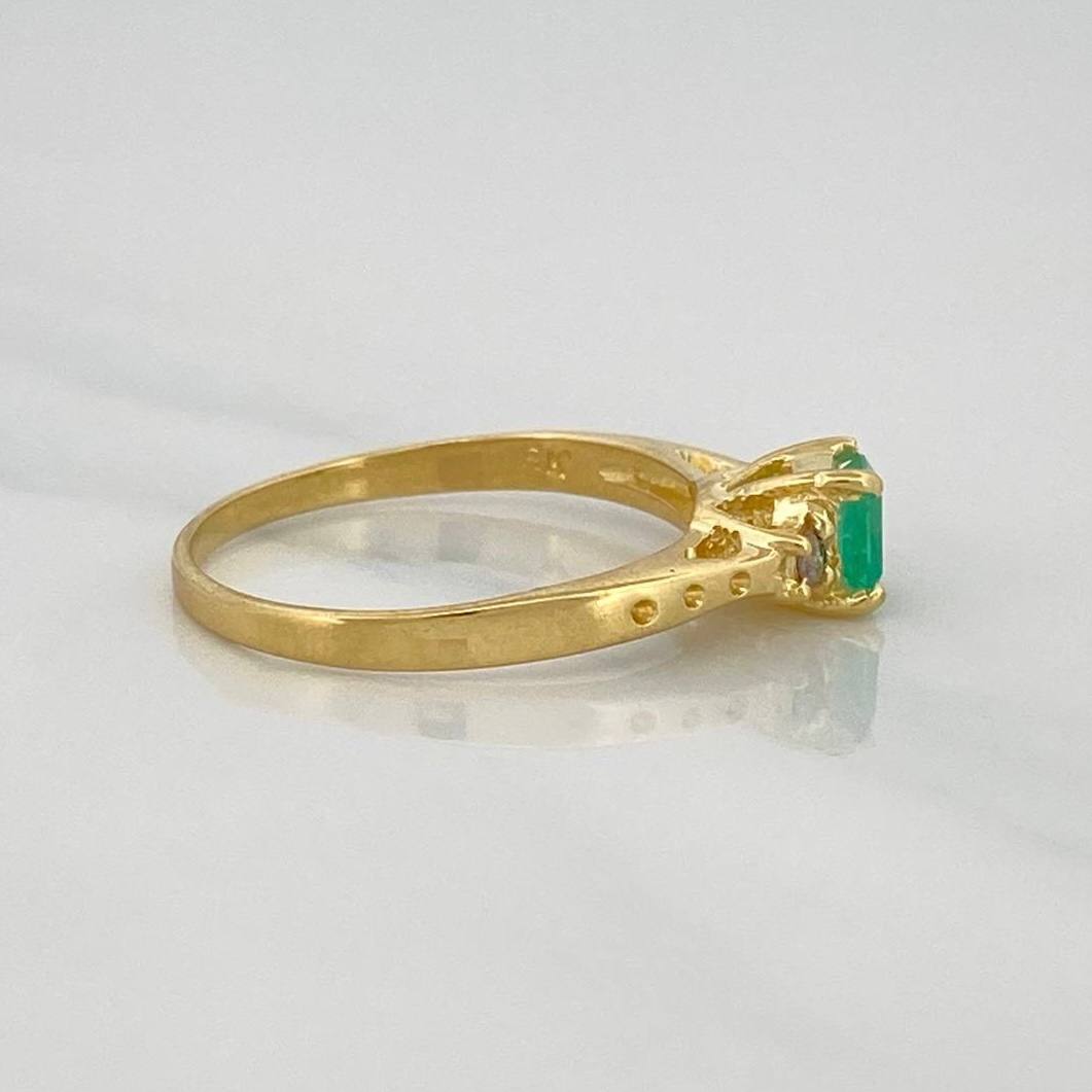 Anillo Cuadro Esmeralda 33pts 2.85g / T8 Oro Amarillo 18K