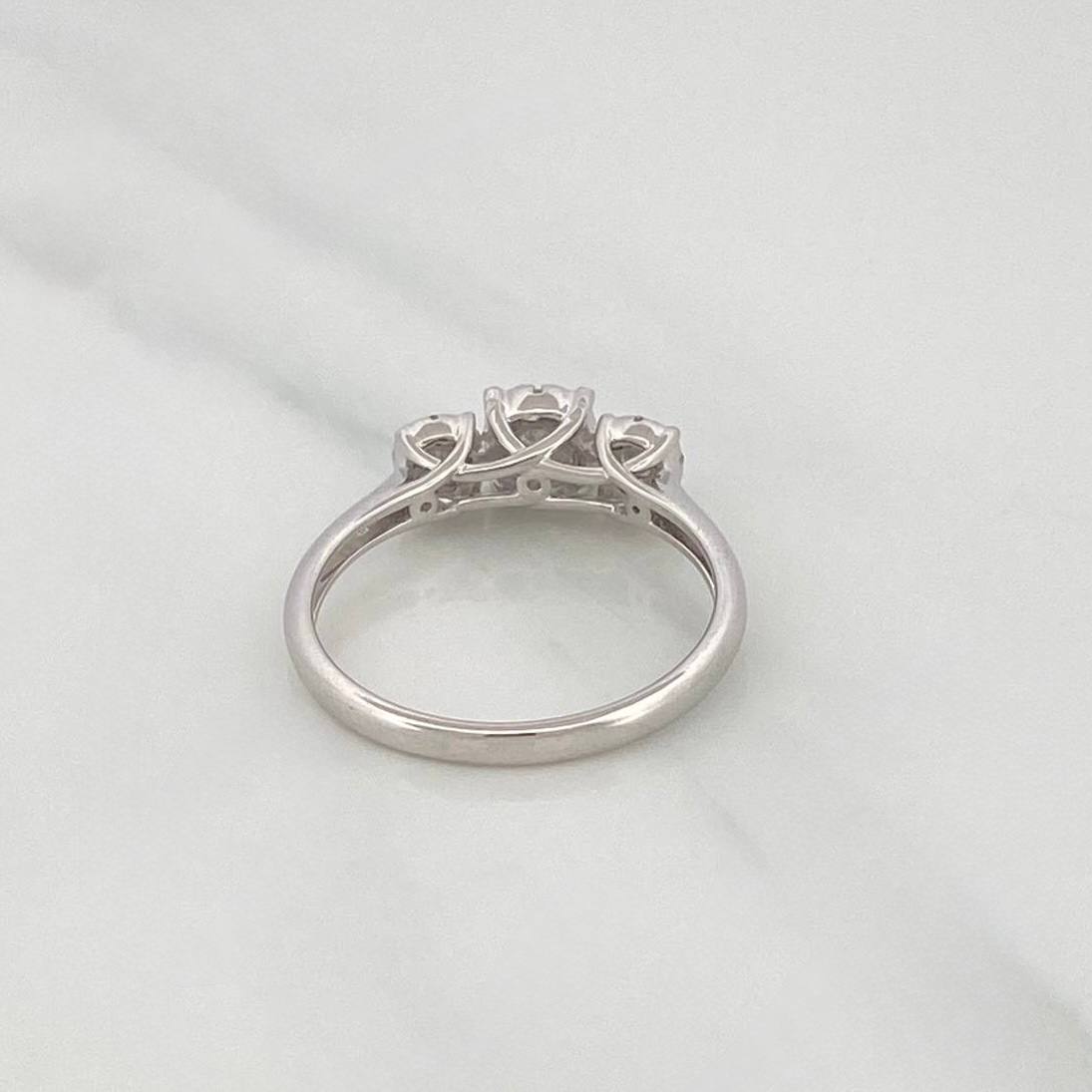 Anillo Trio Diamantes 42pts 2.55g / T6 1/2 Oro Blanco 18K