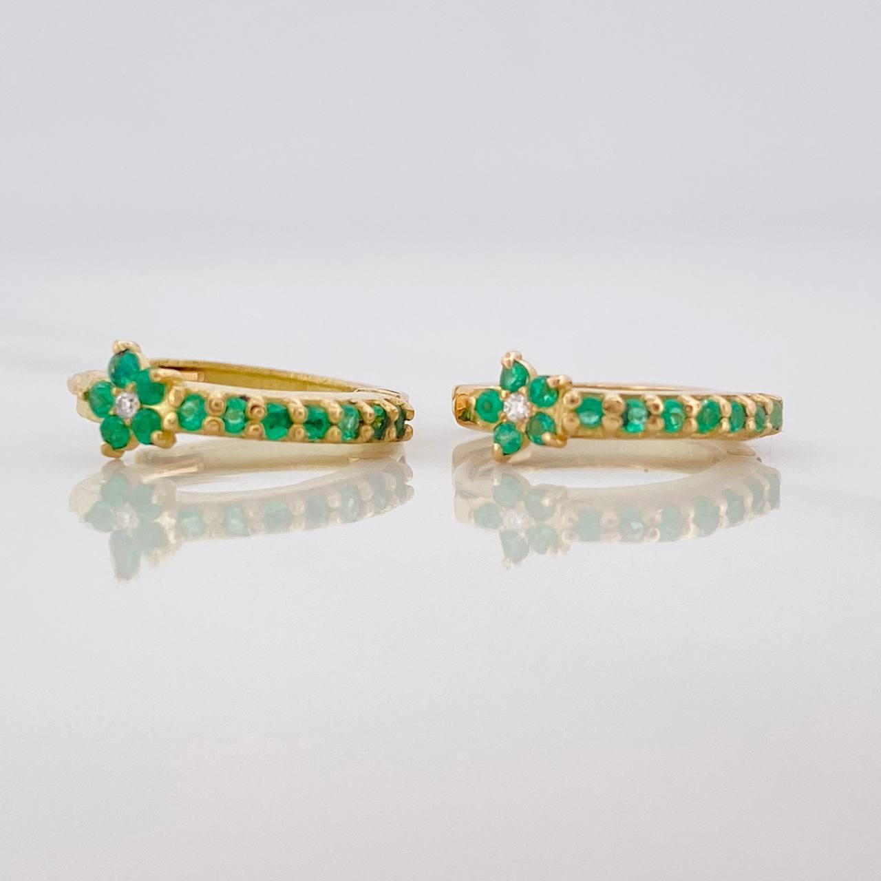 Candongas Flor Esmeraldas 24pts Diamante 2pts 2.25g / 1.5cm Oro Amarillo 18K