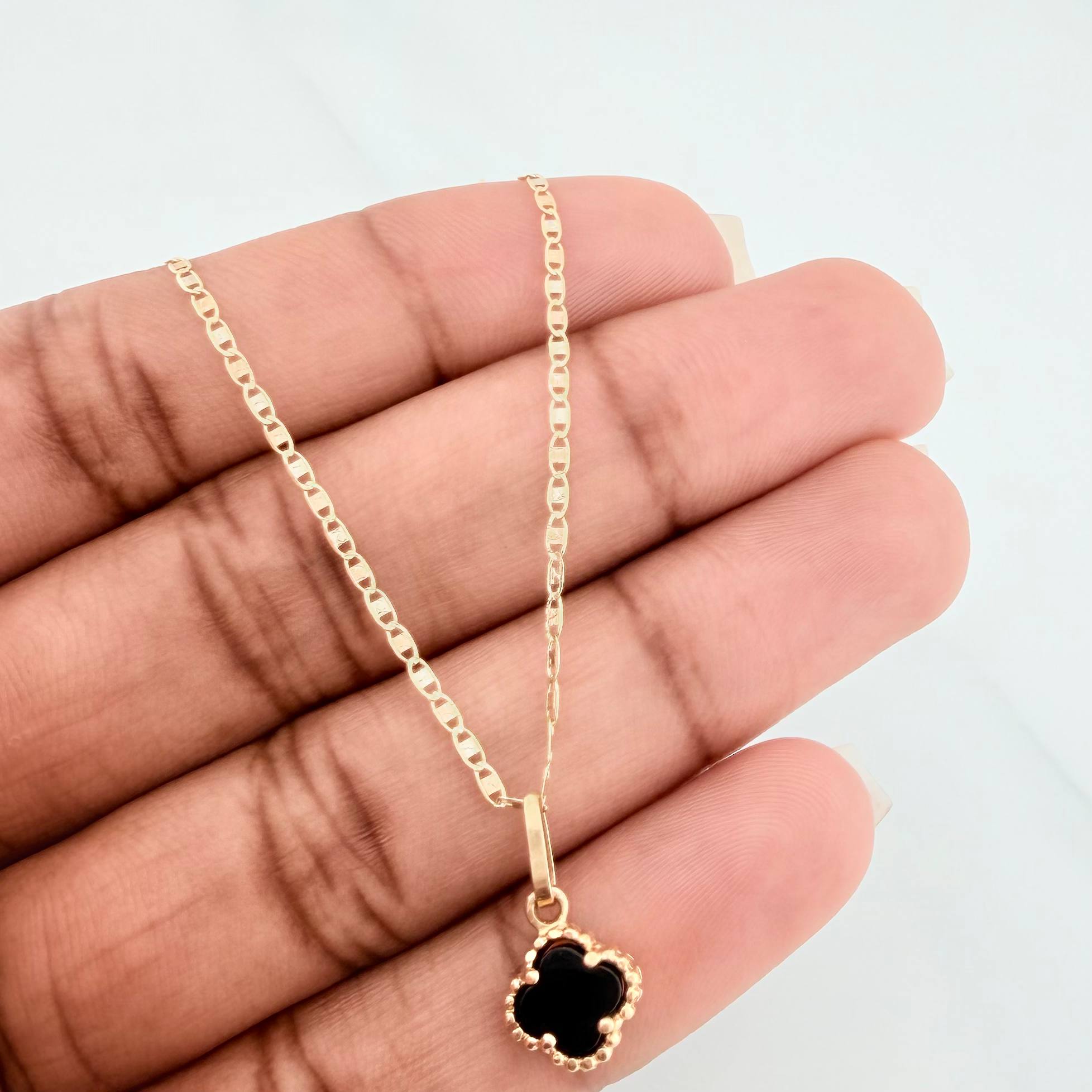 Set Cadena Escalera Plana + Dije Trebol / 2.75gr / 50 cm Tres Oros 18K