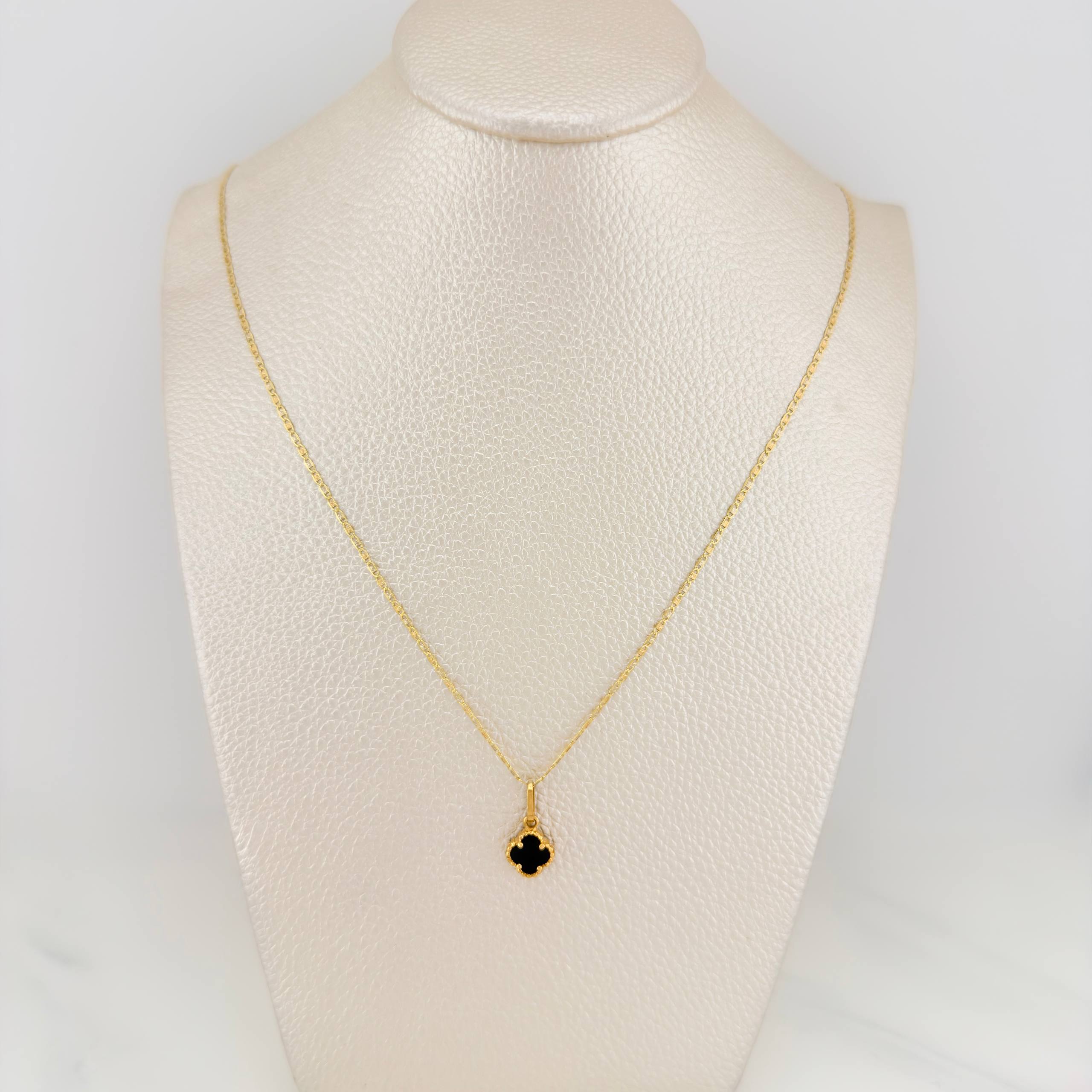 Set Cadena Escalera Plana + Dije Trebol / 2.75gr / 50 cm Tres Oros 18K