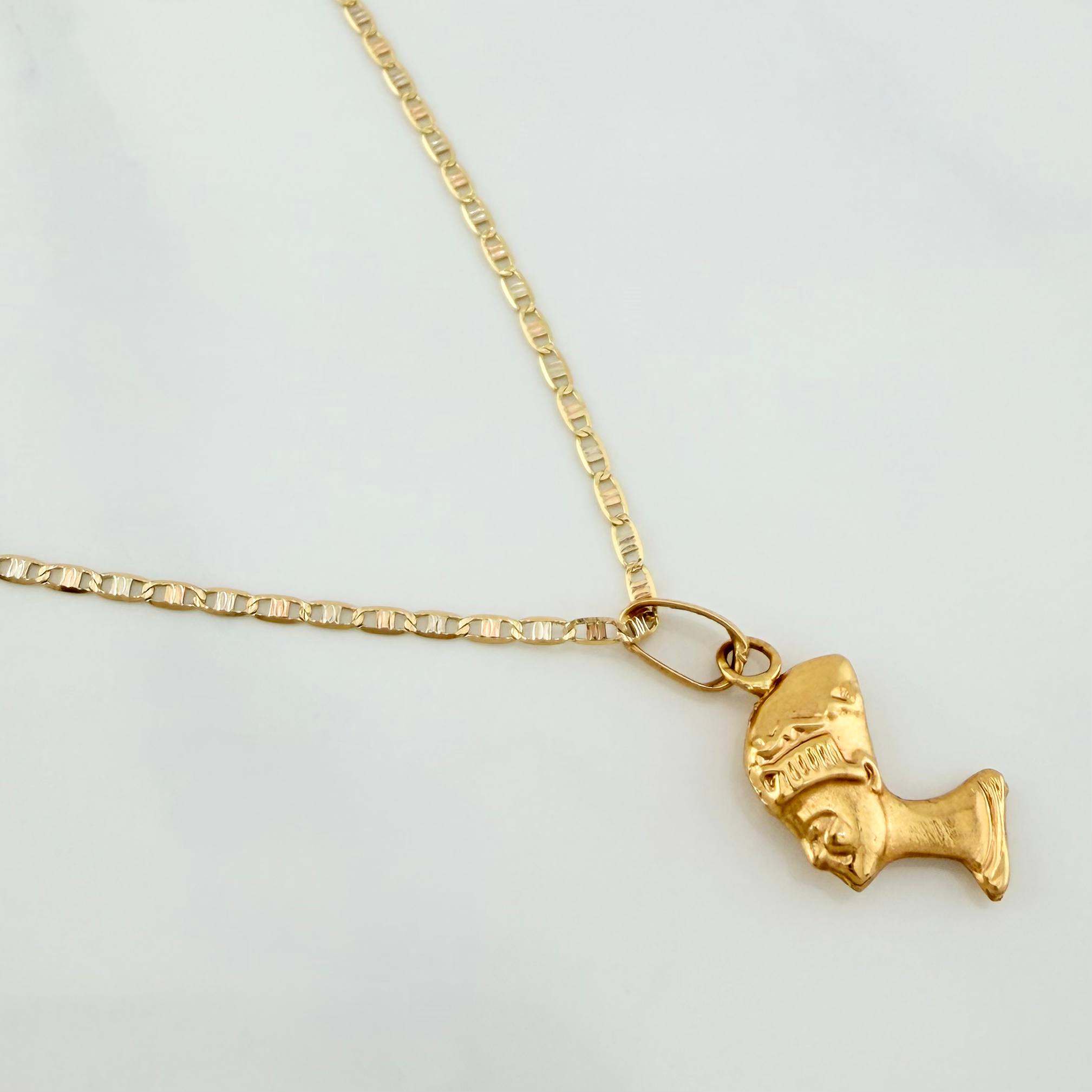 Set Cadena Escalera Plana + Dije Cleopatra / 2.1gr / 50 cm Tres Oros 18K