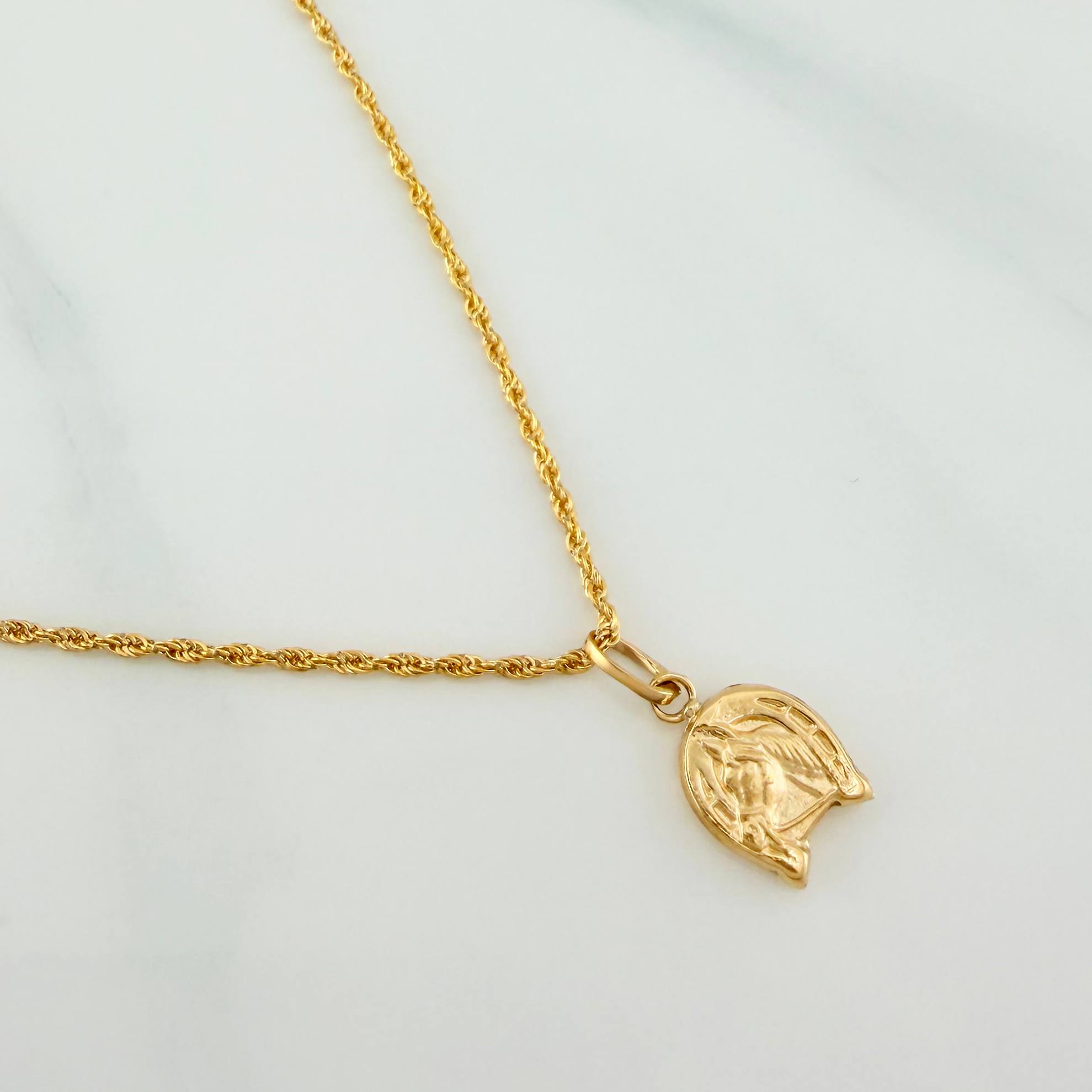 Set Cadena Lazo + Dije Herradura Caballo / 1.7gr / 60.1 cm Oro Amarillo 18K