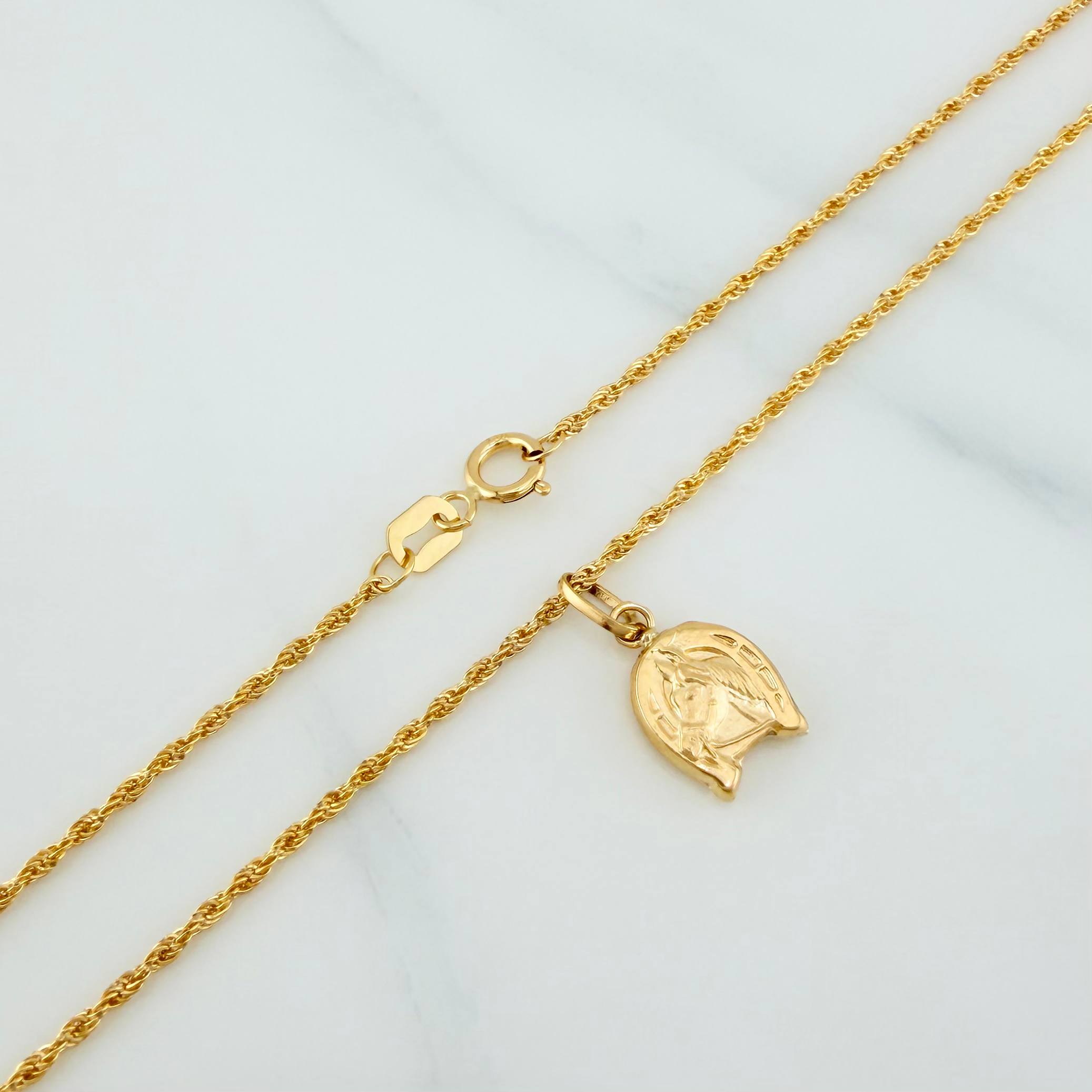 Set Cadena Lazo + Dije Herradura Caballo / 1.7gr / 60.1 cm Oro Amarillo 18K