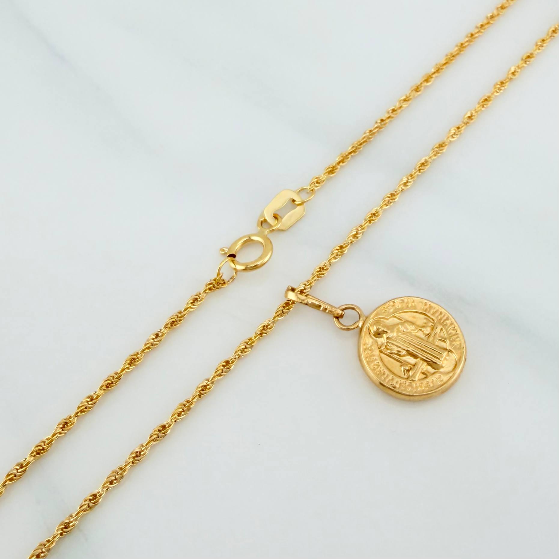 Set Cadena Lazo + Dije San Benito / 1.75gr / 60 cm Oro Amarillo 18K