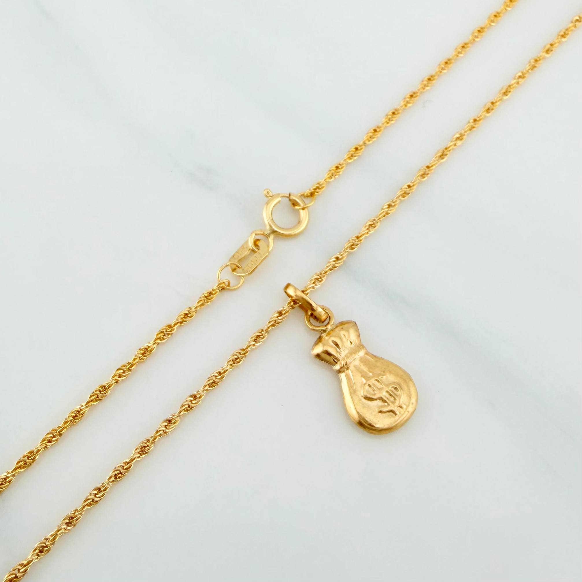 Set Cadena Lazo + Dije Bolsa Dinero / 1.6gr / 59.5 cm Oro Amarillo 18K