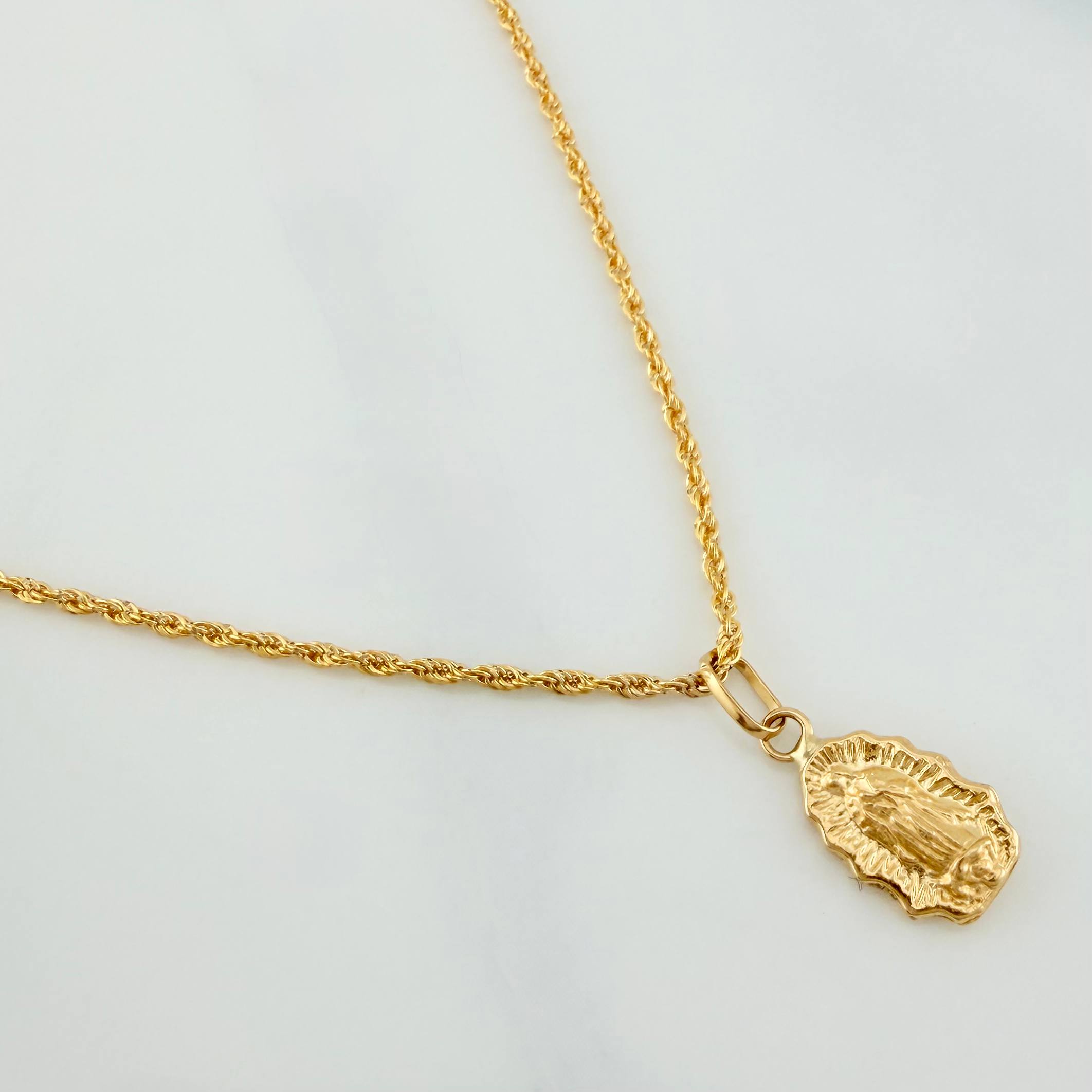 Set Cadena Lazo + Dije Virgen Guadalupe / 1.5gr / 49.5 cm Oro Amarillo 18K