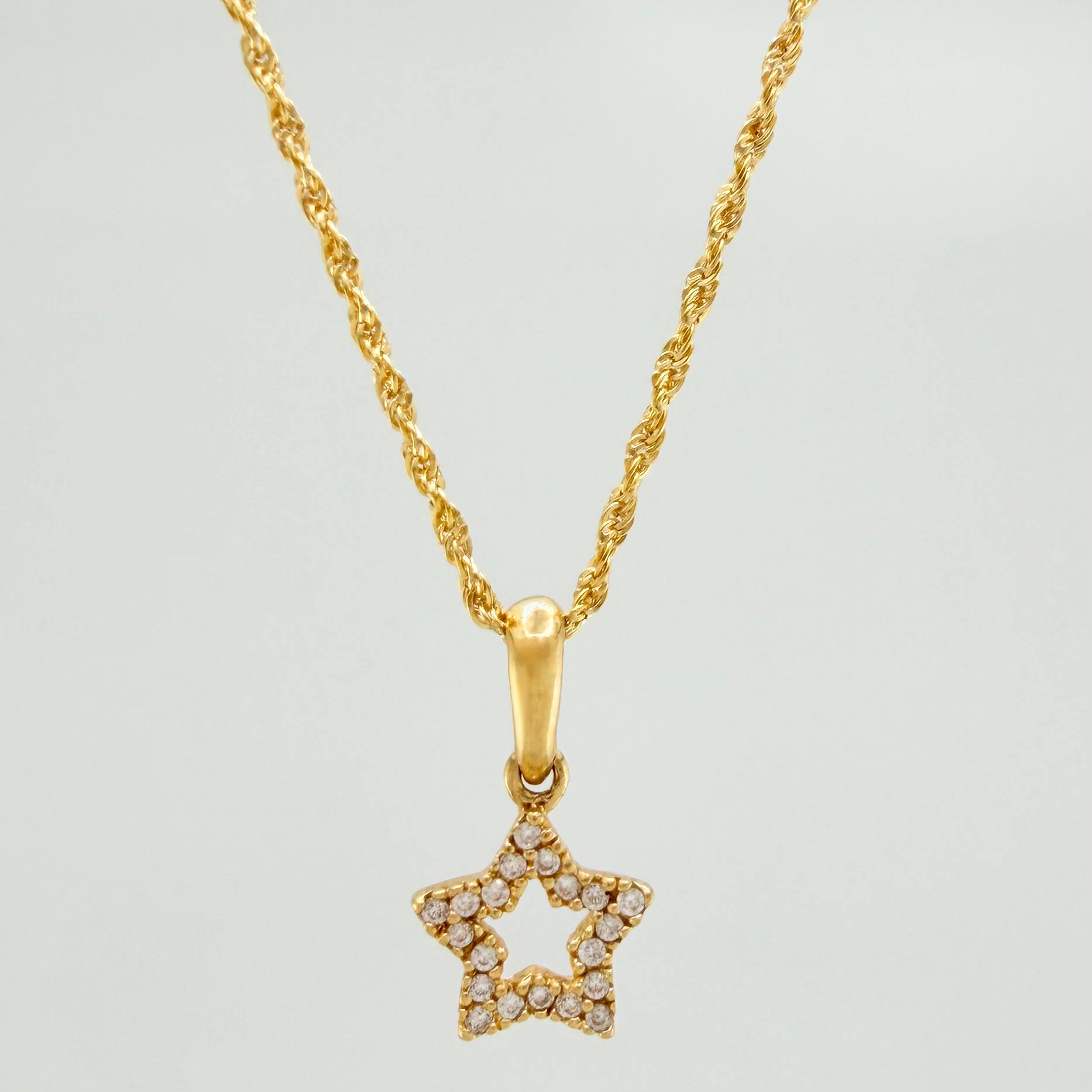 Set Cadena Lazo + Dije Silueta Estrella / 1.7gr / 50 cm Oro Amarillo 18K