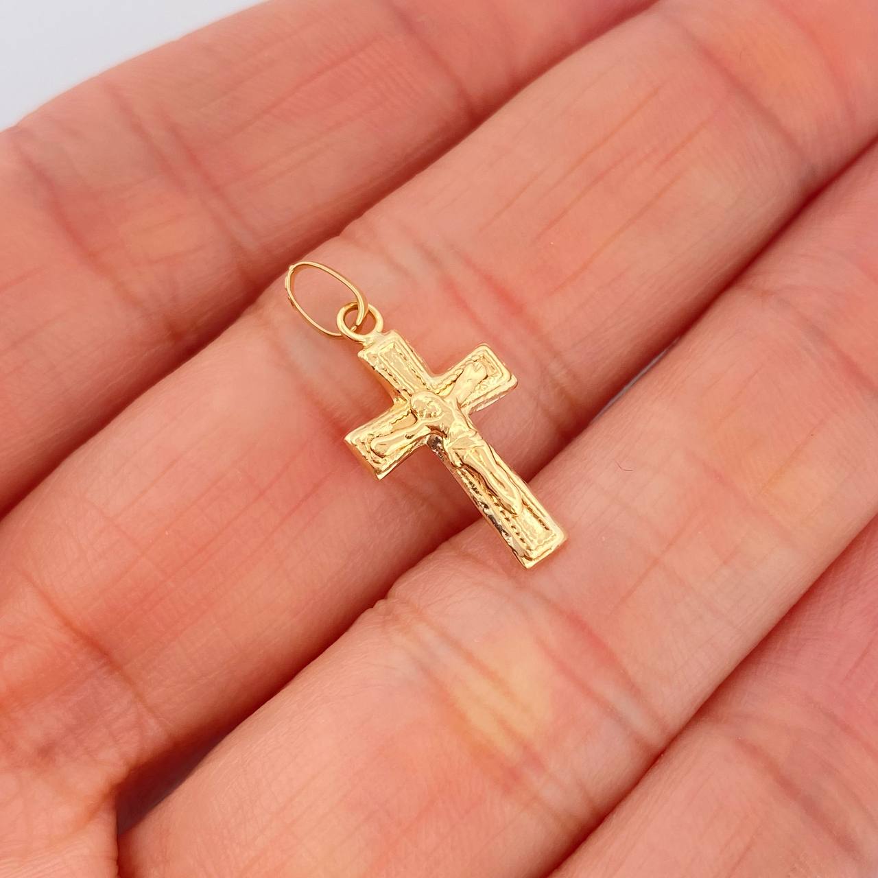 Dije Cruz Cristo 0.5gr / 2.1cm / Oro Amarillo 18K $