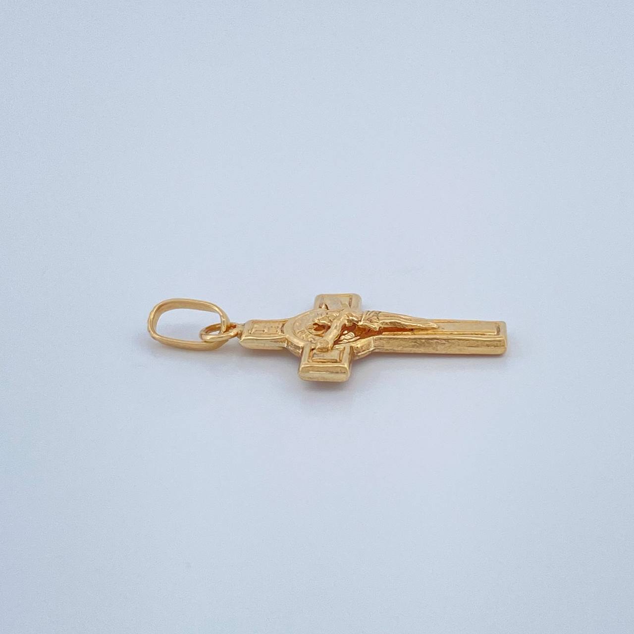 Dije Cruz Cristo San Benito 0.75gr / 2.5cm / Oro Amarillo 18K $