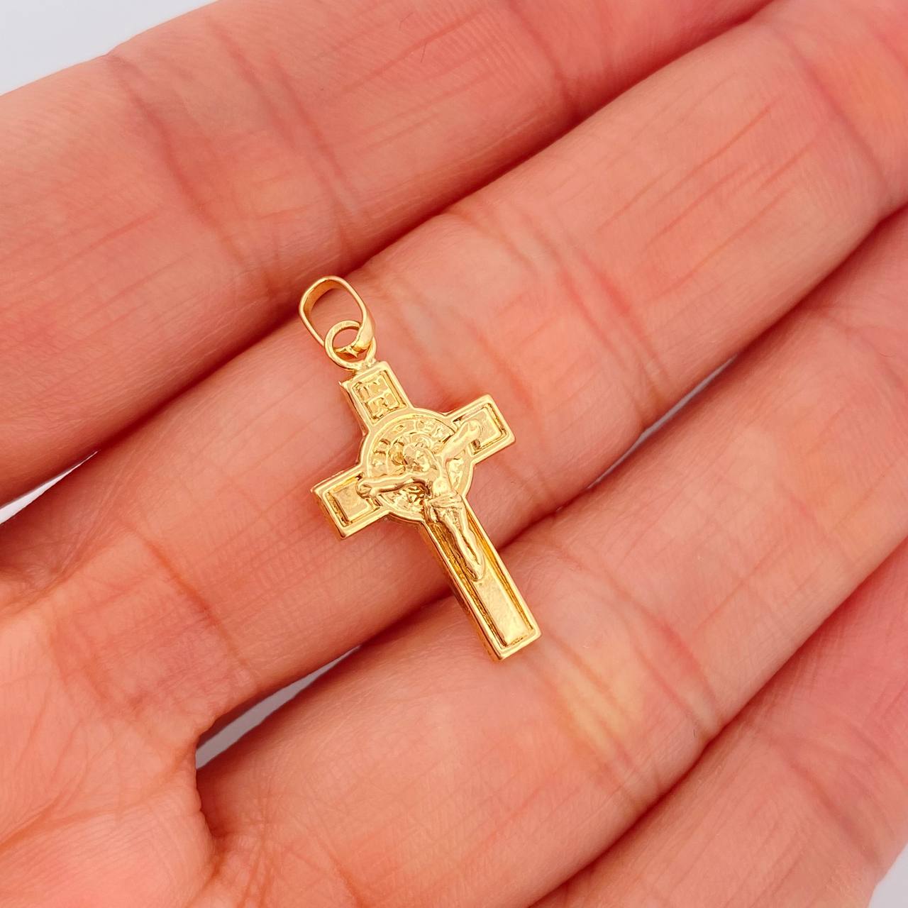 Dije Cruz Cristo San Benito 0.75gr / 2.5cm / Oro Amarillo 18K $