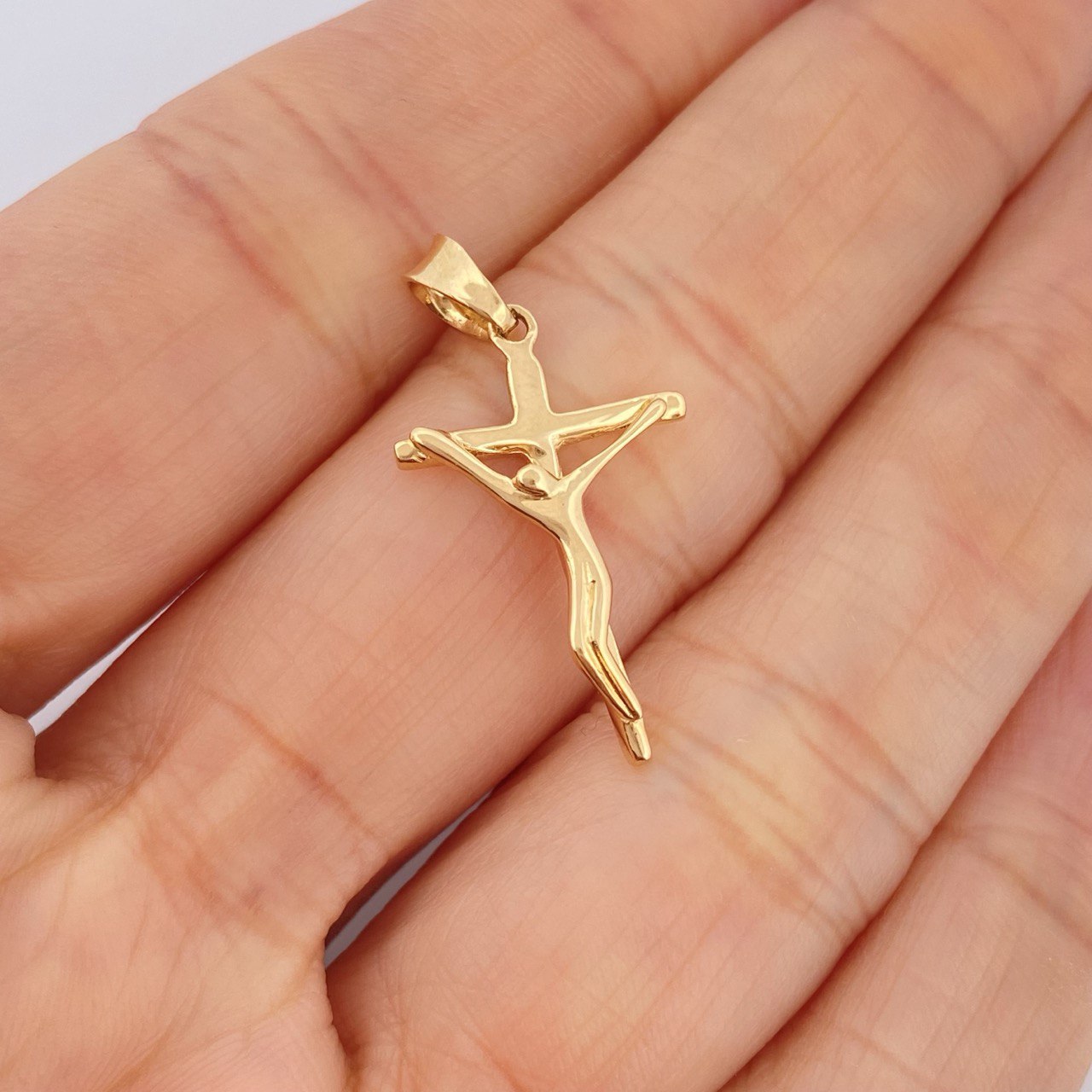 Dije Cruz Cristo 1.2gr / 2.8cm / Oro Amarillo 18K $