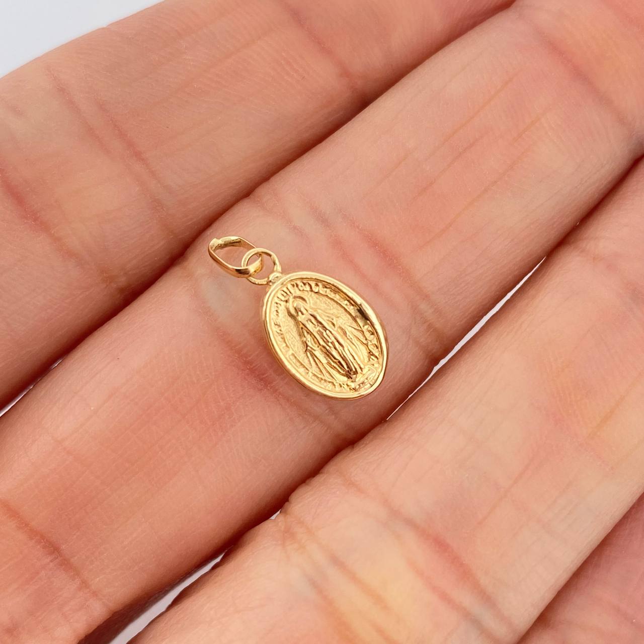 Dije Vigen Milagrosa 0.4gr / 1.5cm / Oro Amarillo 18K &