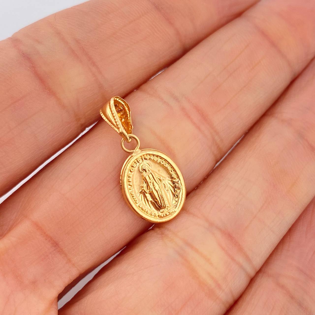 Dije Vigen Milagrosa 0.75gr / 2cm / Oro Amarillo 18K &