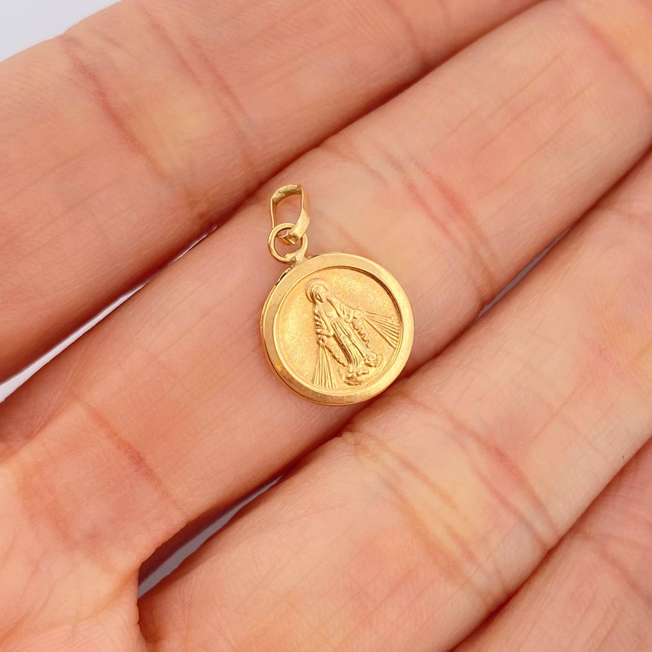 Dije Vigen Milagrosa 0.45gr / 1.8cm / Oro Amarillo 18K &