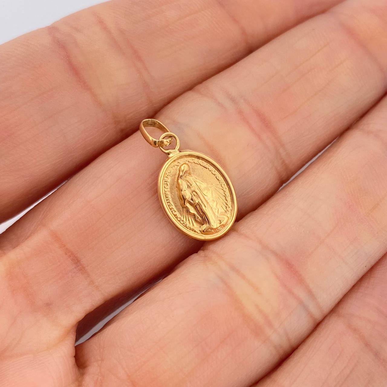 Dije Vigen Milagrosa 0.6gr / 1.9cm / Oro Amarillo 18K &