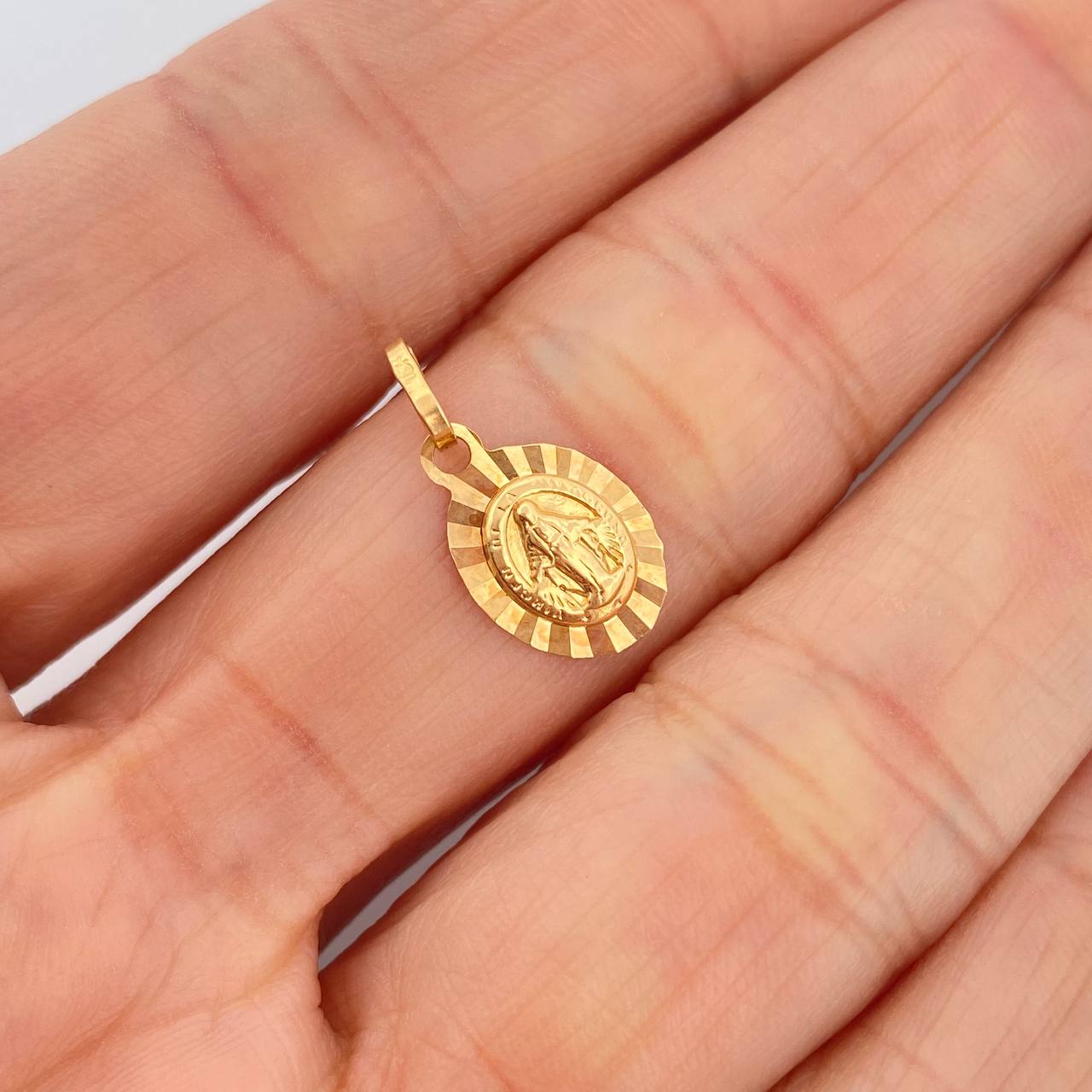 Dije Vigen Milagrosa 0.9gr / 1.8cm / Oro Amarillo 18K &