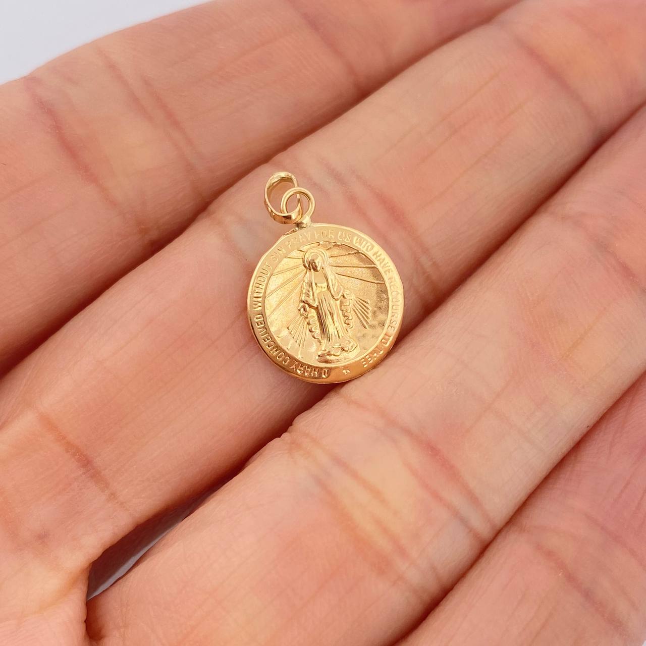 Dije Vigen Milagrosa 0.55gr / 2cm / Oro Amarillo 18K &
